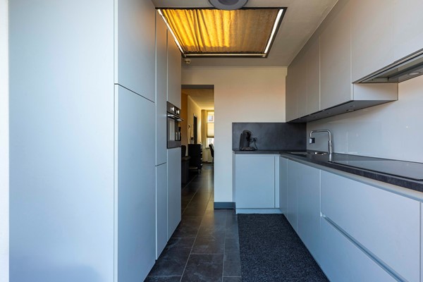 Foto - Te koop: Leuke, uitgebouwde tussenwoning uit 1927 met 3 slaapkamers en garage in de wijk Heksenberg